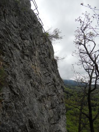 Les échelons qui mènent au début des vires.