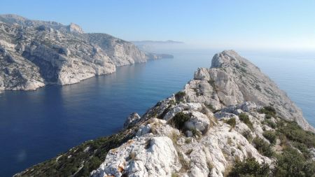 Du col le cap Morgiou  à gauche,  le Bec de Sormiou.