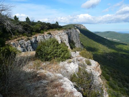 Vue d’ensemble de la barre de Cuers. Le point culminant à 698m est au fond.