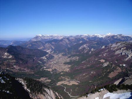 De la crête proche du point IGN 1859m, la plaine de Glandage jusqu’à la Montagne du Glandasse.