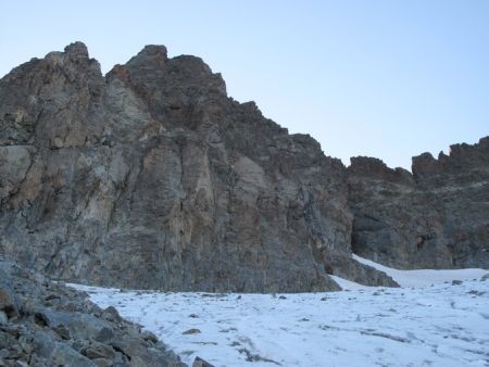 Les parois occidentales du Sirac, avec la brèche d’accès visible à droite