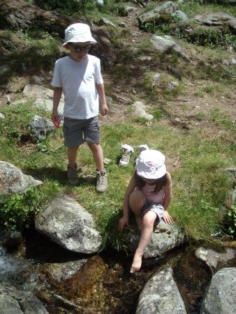 ...mais surtout dans l’eau limpide duquel on peut se tremper les pieds