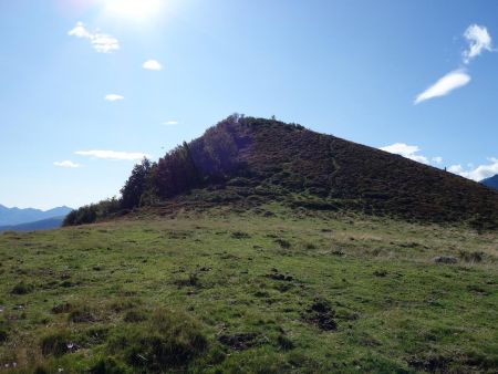 Le petit bastion sommital où se dessine le sentier dans la bruyère.