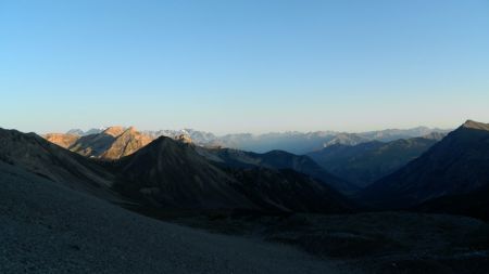 Dans la Casse des Oules, le Col Perdu est encore à l’ombre alors que les Ecrins et les Aiguilles d’Arves sont déjà illuminées.