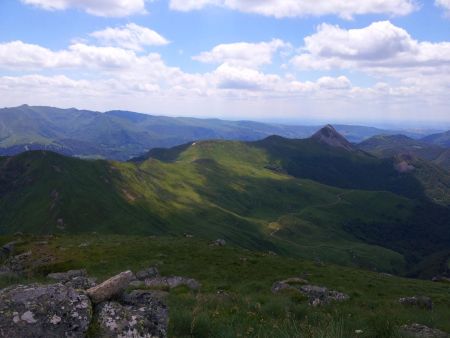 Depuis le sommet : à l’est, puy Griou et massif du Plomb du Cantal