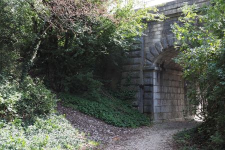 Prendre le chemin à gauche avant le passage souterrain.