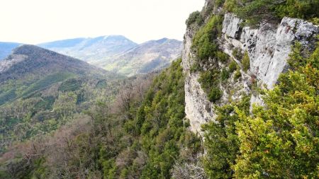 Côté gauche de l’arête, les falaises sont bien là !