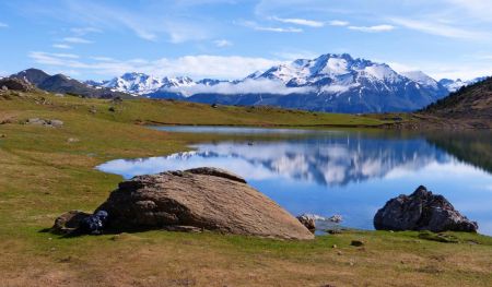 Belle vue sur les pics d’Enfer depuis la rive ouest du lac