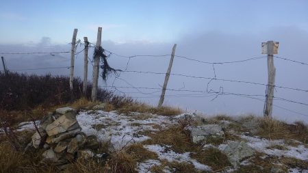 Le cairn sommital de la Pointe d’Eyrolle (1754m) mais pas de vue ! le brouillard est là !