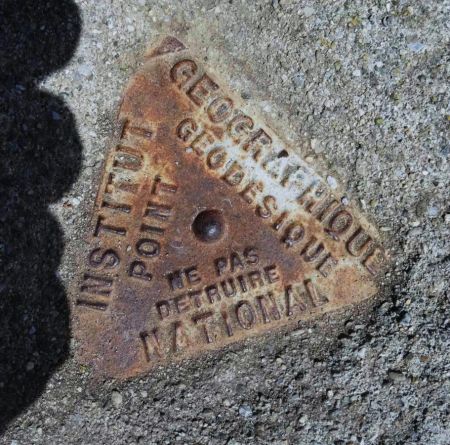 Plaque métallique dans le ciment, au sommet de Durbonas