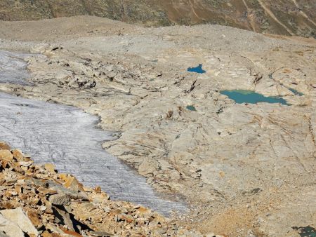 Le glacier de Moncorvé, en souffrance, et les lacs nés de son recul.