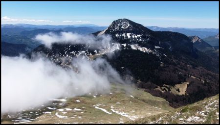 L’alpage de Jiboui dominé par la Montagne de Belle Motte...