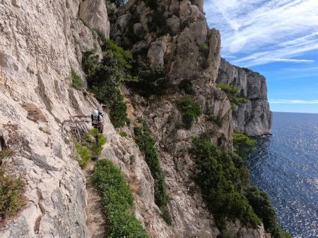 Regard arrière sur le couloir et le début de la vire