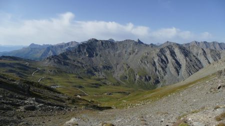 Peu avant le Col de l’Eychassier ; tout en bas le Refuge Agnel et le parking de départ déjà bien rempli.