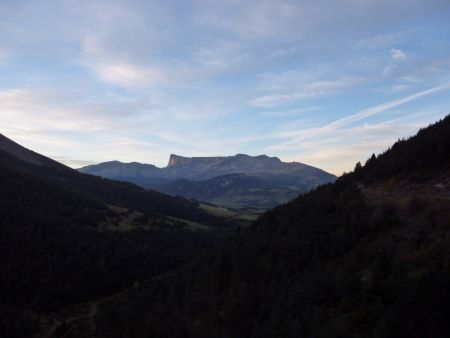 Dans le rétro, le plateau de Bure.