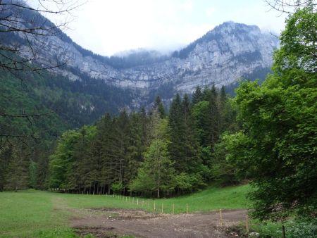 Le cirque de Saint-Même, sous les nuages bas.