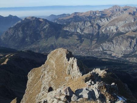 Derrière la vallée d’Abondance, le Mont Chauffé et la Dent d’Oche.