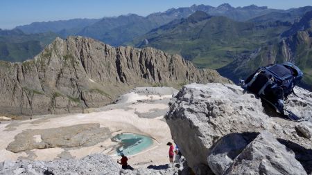 Dans le rétro, le glacier sous le Pic des Sarradets vu de la Brèche de Roland