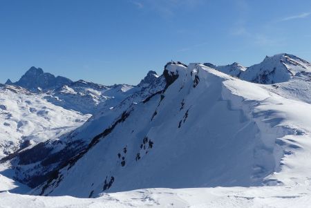 La croix du Sommet Jacquette sur fond de Viso à quelques dizaines de mètres.