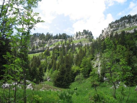 Le Pas de l’Echelle et le départ du sentier du sangle (sous les auvents) vus du Pré de Pratcel