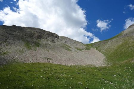 Le bastion rocheux à gauche et le talweg qu’il faudra rejoindre