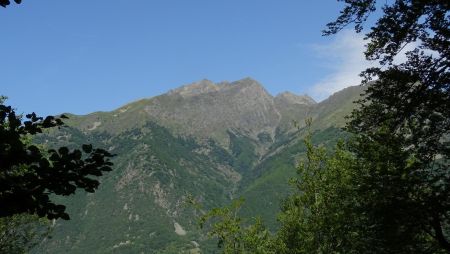 On entraperçoit le Coiro entre les arbres