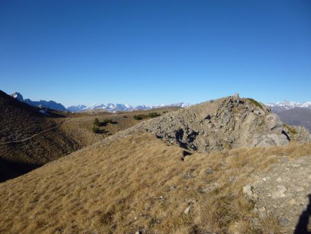 A crête, au dessus du sentier.