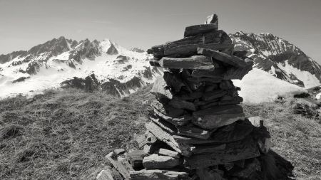 Cairn sommital, entre le Roignais et la Pointe de la Terrasse.