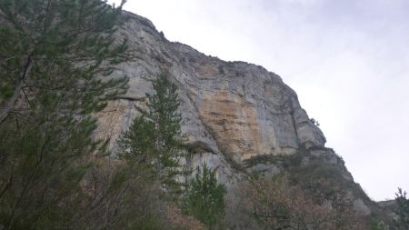 Chapelle Saint-Pons nichée dans la falaise