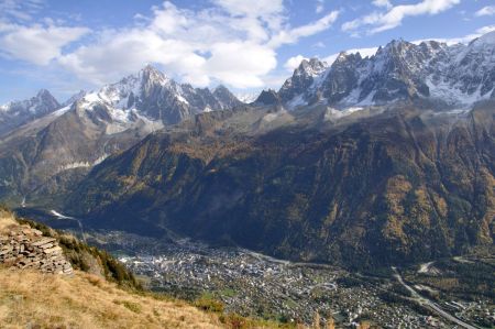 Vue sur la vallée et la chaine des aiguilles de Chamonix et l’aiguille Verte depuis le refuge