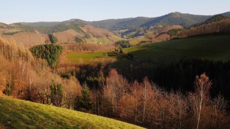 En montée vers le Weißkopf, via la ferme de Gantersgrund. Vue arrière.