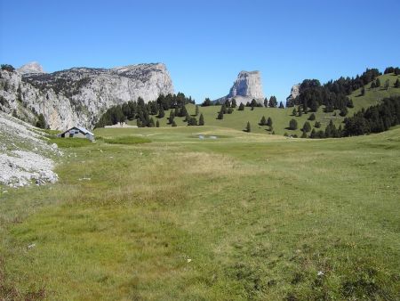 Bergerie et Monument du Pas de l’Aiguille