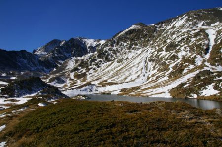 L’Estany de Sobirans, au fond à gauche, le Puig Carlit