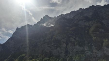 Cascades emportées par le vent au-dessus de Glarus.