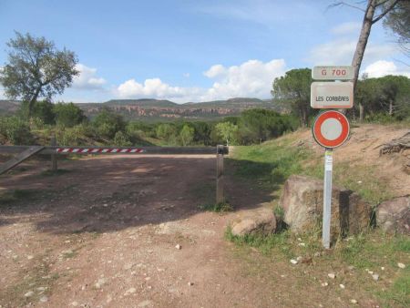 Départ de la randonnée sur la «Piste des Corbières» dans la Forêt Domaniale de la Colle du Rouët.