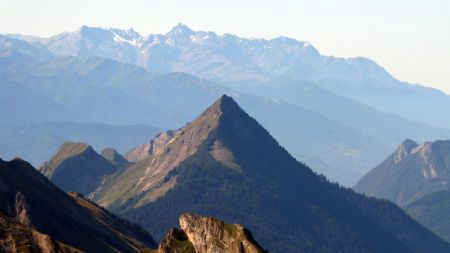 Dent de Cons, au second plan Belledonne et son Grand Pic