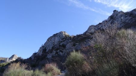 Passage sous la falaise.