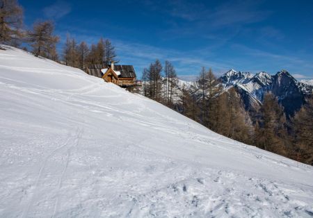 Un charmant chalet bordant les pistes.