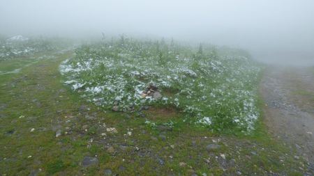 Le voilà le chemin que j’ai loupé ! Il est à gauche. Il y a même un cairn !