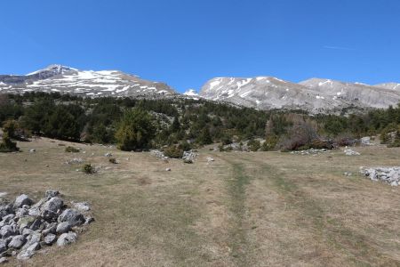 Dans le rétro avec les Prêtres entre les crêtes de l’Étoile et d’Oriol.