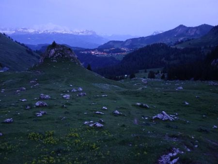 La nuit tombe sur les alpages du Chalet Blanc.