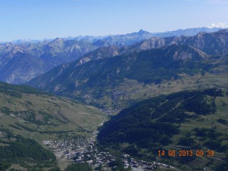 Vue vers la station de Vars, au fond la Vanoise et Rochebrune