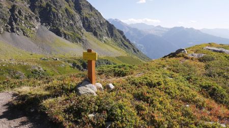 Panneau au bord du sentier (2192m), à partir duquel un raccourci est possible.