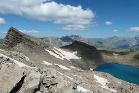 A gauche la Tête des Barres (2794 m) dominant le collet