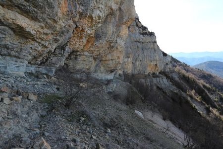 Passage au pied des falaises.