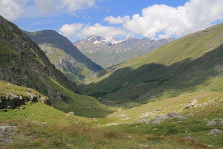 La vallée de la lombarde avec le hameau d’Avérole