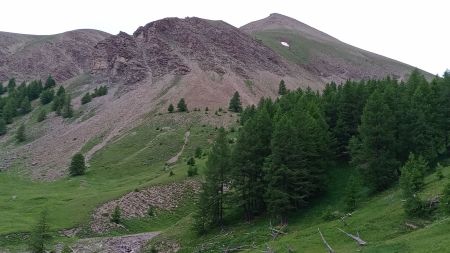 On distingue aisément la montée herbeuse vers la crête sud de la tête du Vallonnet