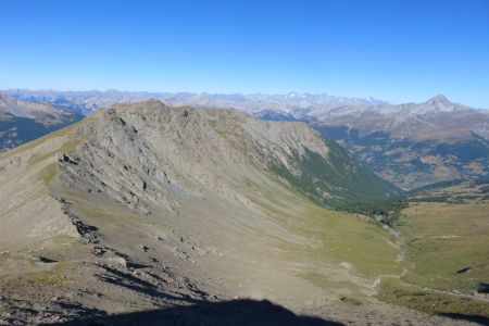 Le col du Fond de Peynin, la crête de Peyre Nière, la crête de Batailler ; les sommets de l’Embrunais et des Écrins, Rochebrune