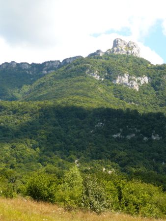 Croix du Nivolet depuis les prairies inférieures.