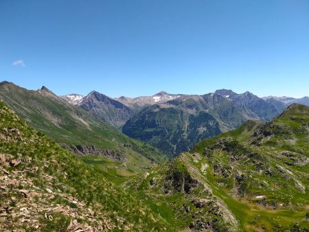 Et toujours une fort belle vue sur le Barle, la pyramidale Pointe de la Diablée, le Mourre Froid, la Pointe de Serre et la Tête d’Eslucis